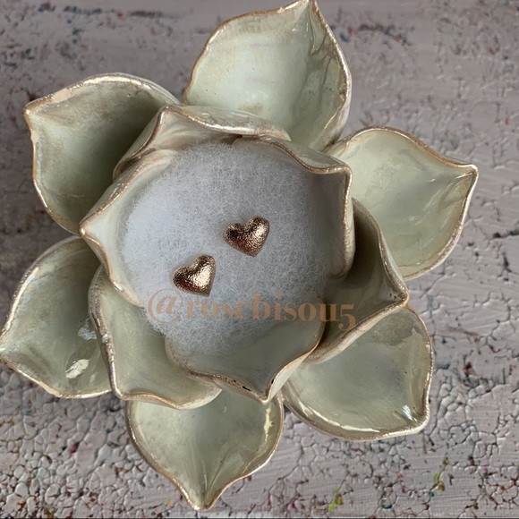 💋🆕Brushed Rose Gold Heart Stud Earrings - Picture 4 of 4